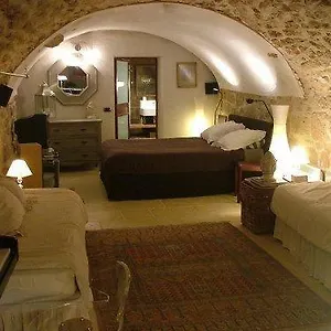Couette-café La Villageoise, Troglodyte Pitoresque Au Cœur Du Village, Rognes